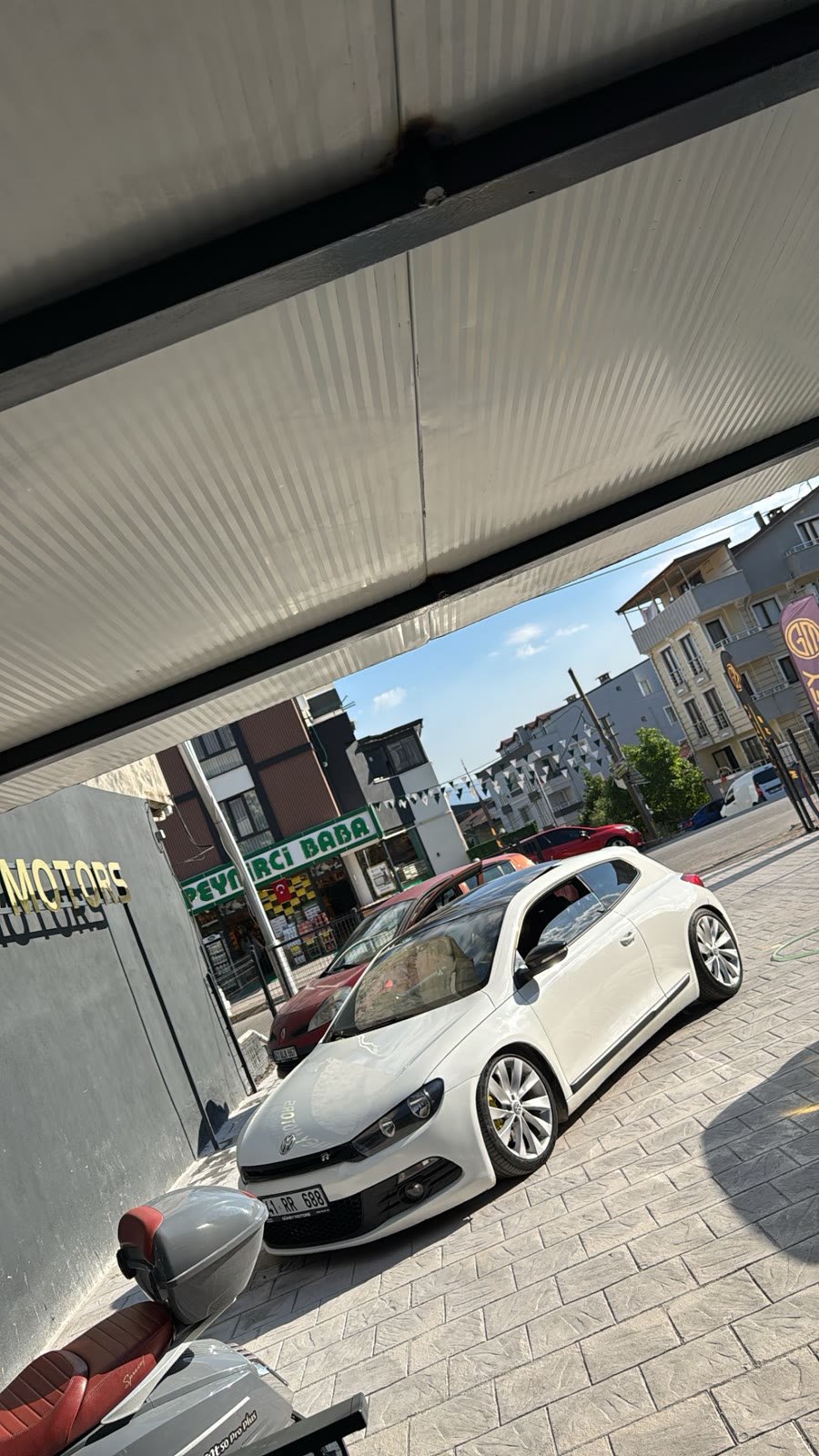 Galeride beyaz spor hatchback